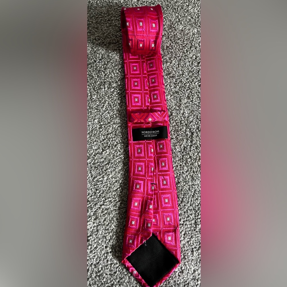 Men’s Nordstrom’s Neat Neck Tie colors pink and silver size Xtra-long 100% silk
